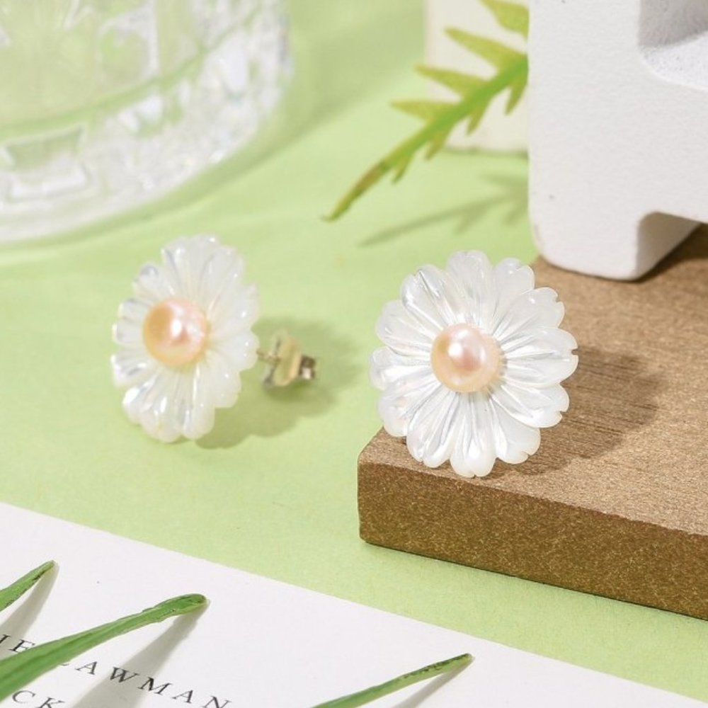 NWOT- Shell and Natural Pearl with 925 sterling silver flower daisy stud earring - Picture 1 of 5